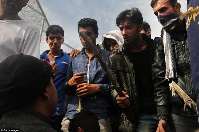 ΕΚΤΑΚΤΗ ΕΙΔΗΣΗ: 200 Σύριοι κατέλυσαν ξενοδοχείο στους Αγ. Θεοδώρους Κορινθίας!